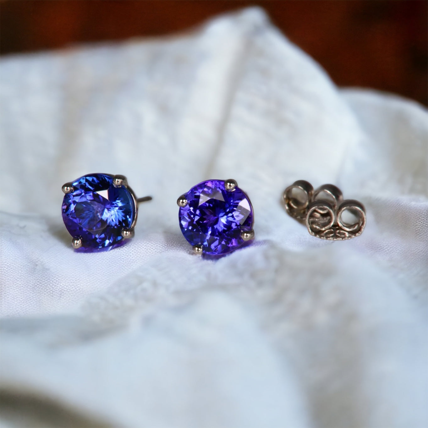 Basket-Set Round Tanzanite Studs