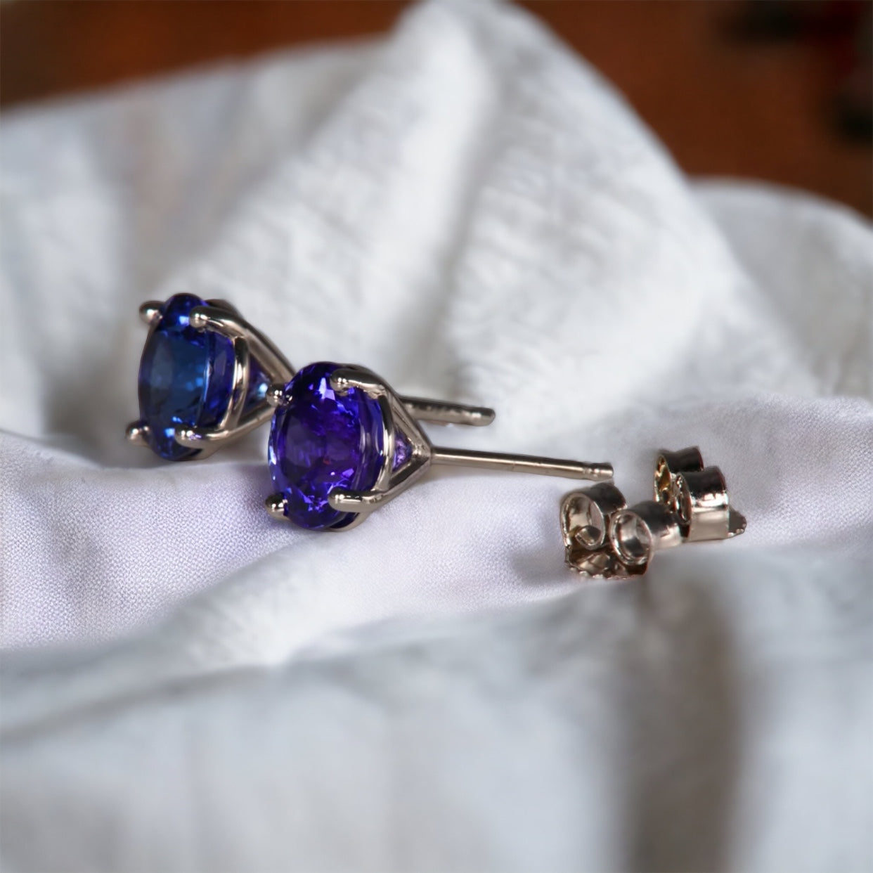 Basket-Set Round Tanzanite Studs