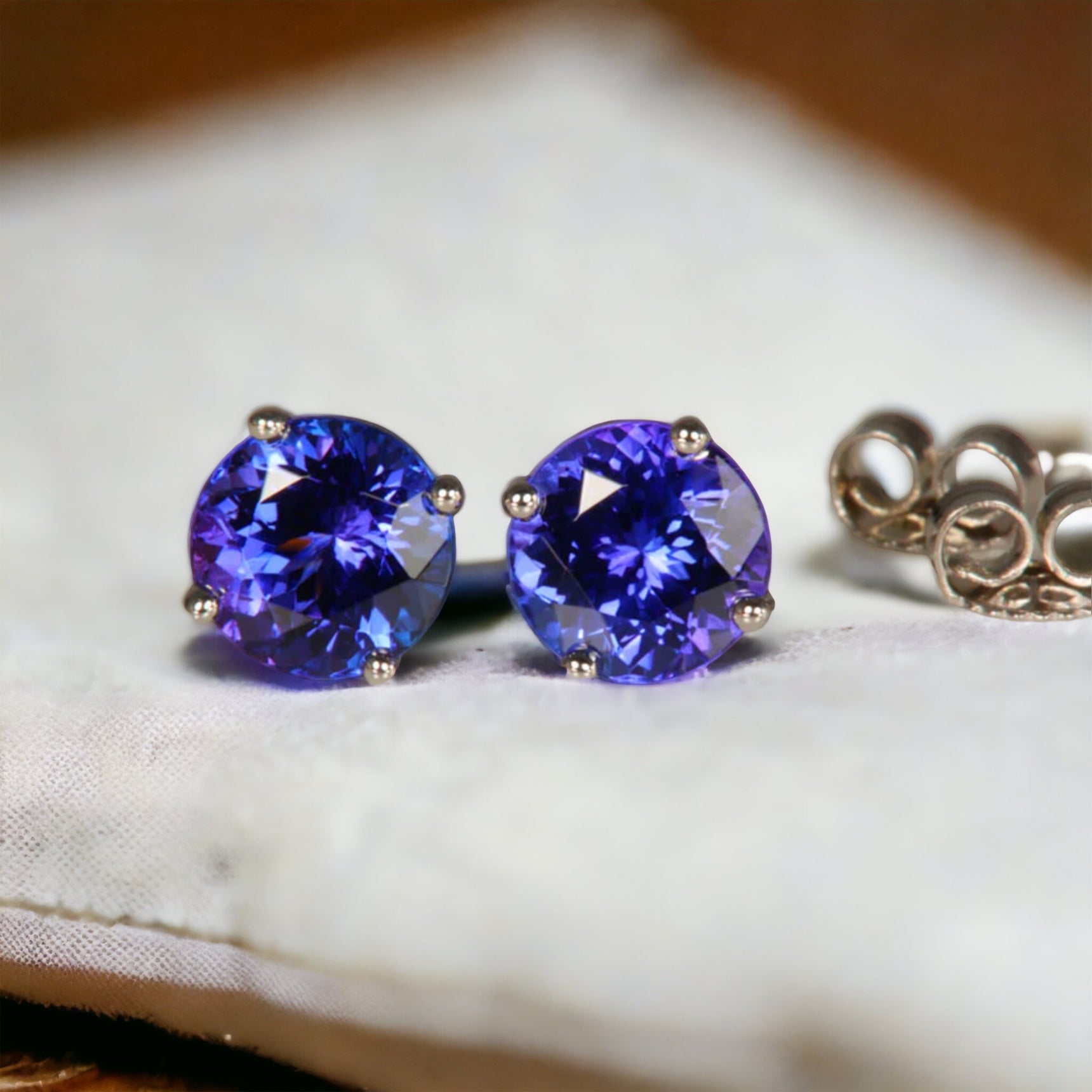 Basket-Set Round Tanzanite Studs