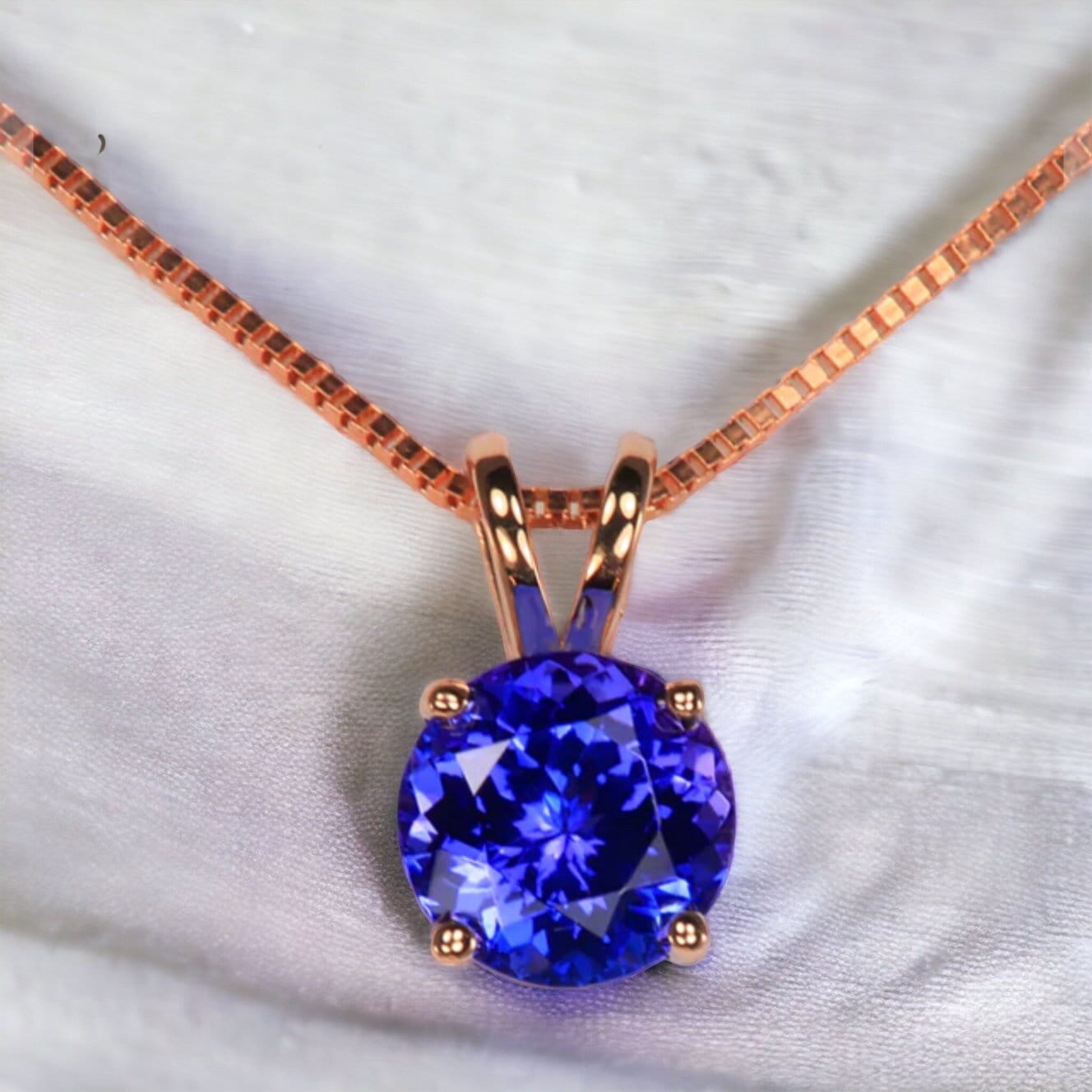 V-Bale Round Tanzanite Solitaire Pendant