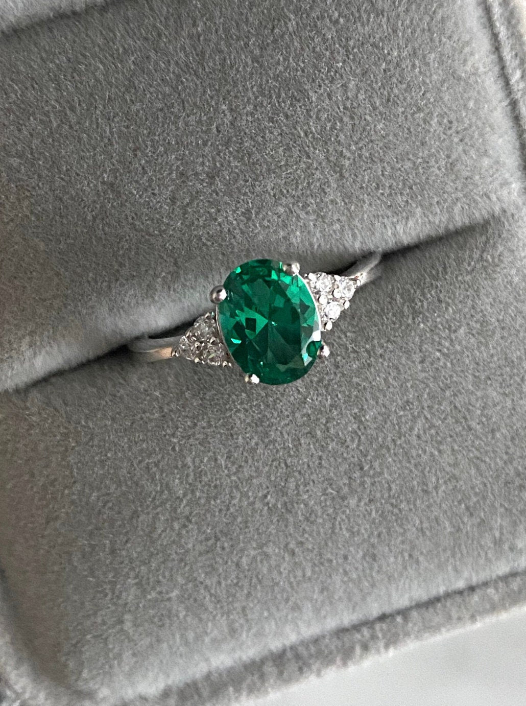 Lab-Grown Solitaire Oval Emerald Ring with Trio Lab Diamond Accents