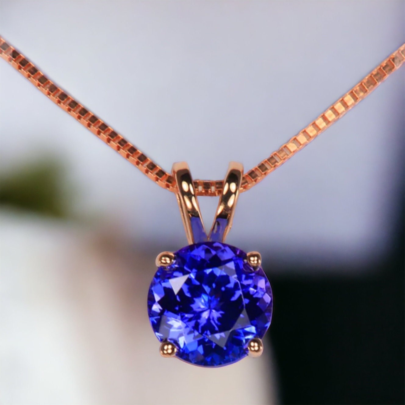 V-Bale Round Tanzanite Solitaire Pendant